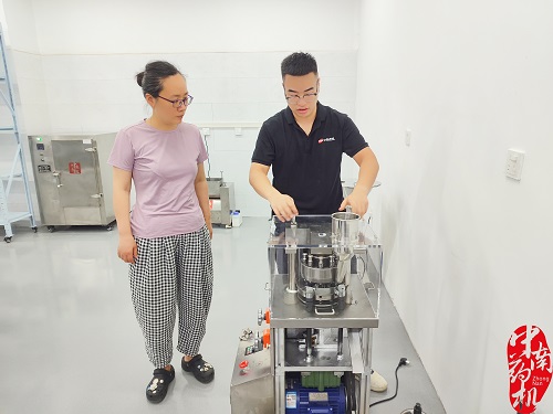 工程師圓滿完成鄭州衛(wèi)生健康職業(yè)學(xué)院制藥設(shè)備調(diào)試與培訓(xùn)